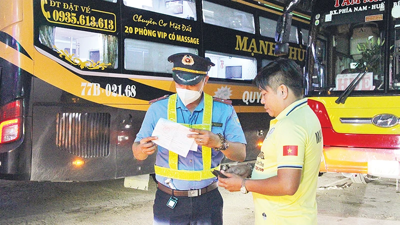 Thanh tra Giao thông Thành phố Hồ Chí Minh kiểm tra xe khách giường nằm lưu thông khu vực thành phố Thủ Đức. (Ảnh THẾ ANH)