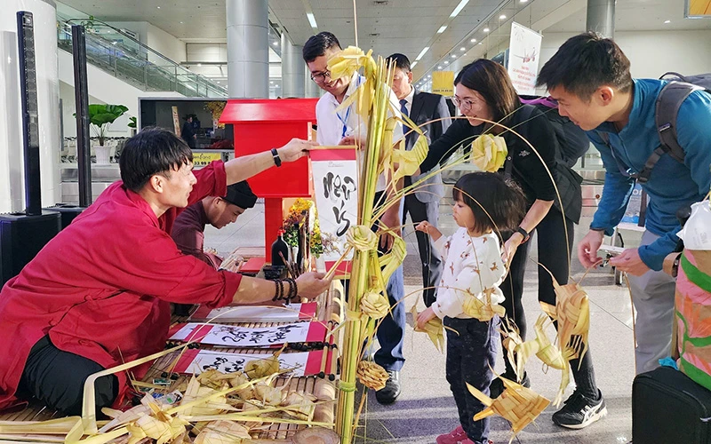 Sáng 1/1, Sở Du lịch Thành phố Hồ Chí Minh phối hợp các hãng Hàng không quốc gia Việt Nam, Vietjet và Cảng hàng không quốc tế Tân Sơn Nhất tổ chức Lễ đón đoàn khách du lịch đến thành phố đầu năm 2024 tại sân bay Tân Sơn Nhất. (Ảnh TTXVN)