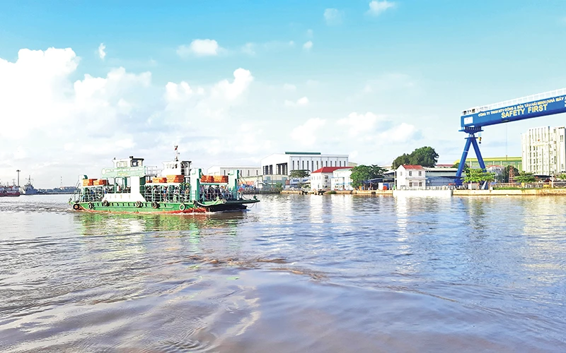 Bến phà Bình Khánh (sông Soài Rạp) kết nối giao thông giữa huyện Nhà Bè với huyện Cần Giờ, Thành phố Hồ Chí Minh.