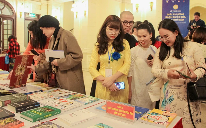 Khu vực trưng bày sách đoạt Giải thưởng Sách quốc gia 2023.