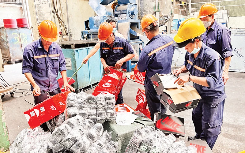 Lực lượng chức năng kiểm đếm hàng hóa giả mạo thương hiệu bị phát hiện, thu giữ. ( Ảnh Cục Quản lý thị trường Thành phố Hồ Chí Minh)