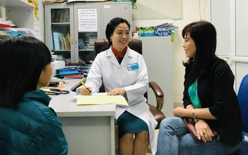 Tư vấn chăm sóc dinh dưỡng cho trẻ tại Khoa Khám tư vấn dinh dưỡng trẻ em (Viện Dinh dưỡng).