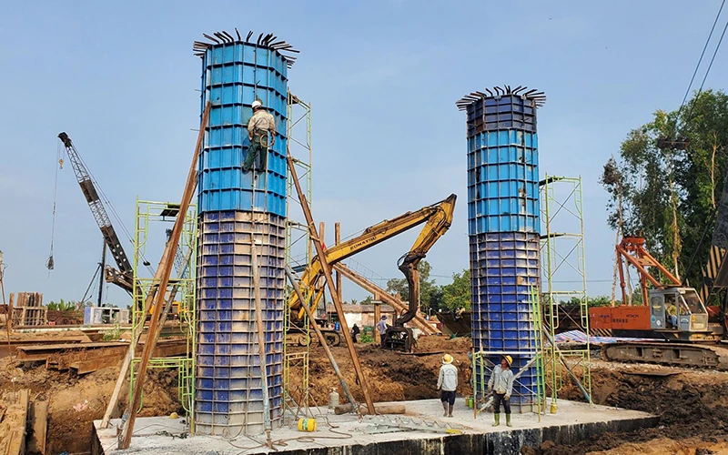 Thi công các hạng mục chủ chốt trên công trường cao tốc Cần Thơ-Cà Mau.