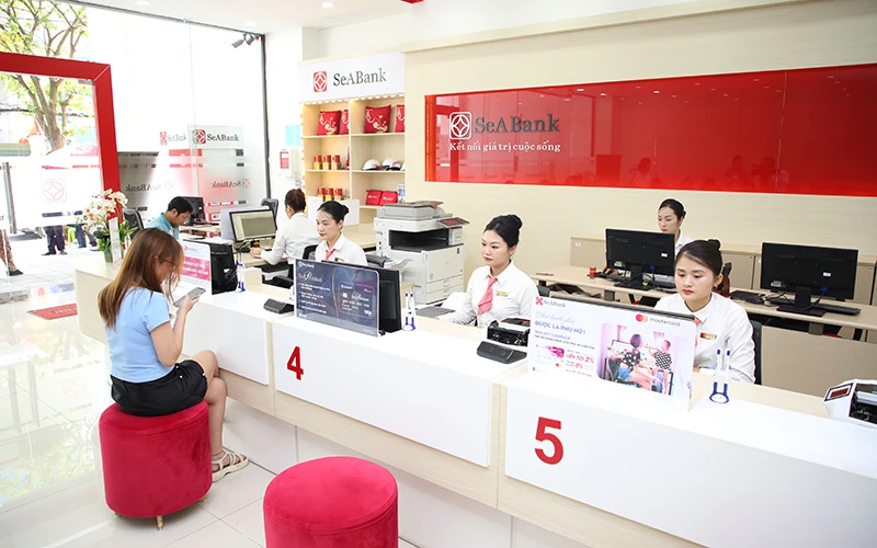 Khách hàng giao dịch tại chi nhánh ngân hàng SeABank.