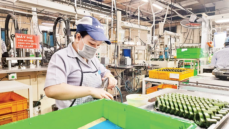 Hoạt động sản xuất tại Công ty trách nhiệm hữu hạn Juki Việt Nam (Quận 7, Thành phố Hồ Chí Minh).