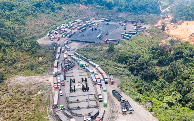Nhiều phương tiện chuyên chở than đá từ Lào đợi làm thủ tục nhập cảnh qua cửa khẩu quốc tế La Lay.