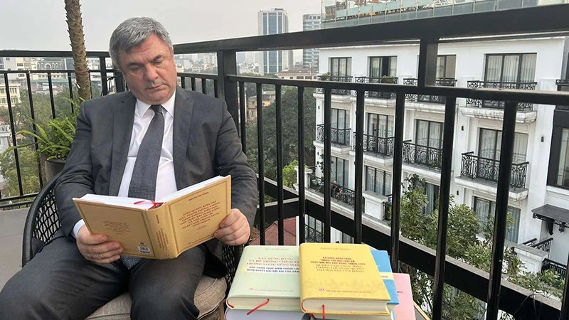 Phó Chủ tịch Ủy ban Đối ngoại Saint Petersburg Vyacheslav Kalganov nghiên cứu sách của Tổng Bí thư Nguyễn Phú Trọng.