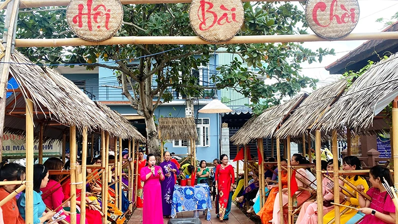 Hoạt động hô bài chòi tại chợ quê cầu ngói Thanh Toàn thu hút nhân dân và du khách tham gia.