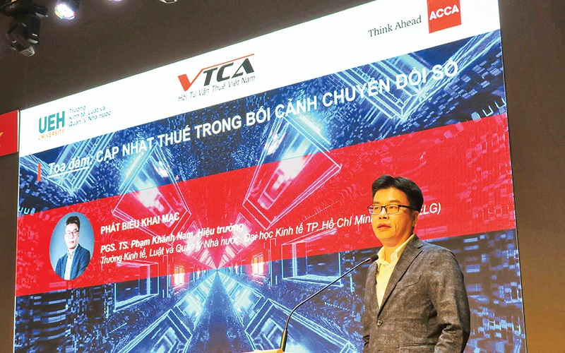 Phó Giáo sư, Tiến sĩ Phạm Khánh Nam, Hiệu trưởng Trường Kinh tế, Luật và Quản lý nhà nước thuộc Đại học Kinh tế Thành phố Hồ Chí Minh phát biểu tại tọa đàm.