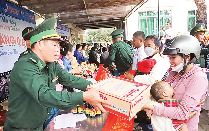 Thông qua cuộc vận động ủng hộ phong trào “Tết Nhân ái”, Hội Chữ thập đỏ tỉnh Đắk Lắk chú trọng chăm lo cho người dân nghèo khu vực biên giới vui Xuân, đón Tết.