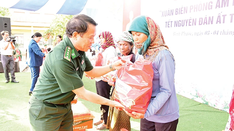 Lãnh đạo Bộ đội Biên phòng tỉnh Bình Phước trao quà tặng đồng bào dân tộc thiểu số nhân dịp Tết Nguyên đán Ất Tỵ 2025.