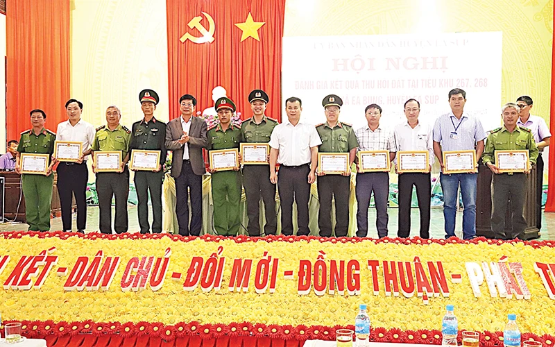 Ủy ban nhân dân huyện Ea Súp tặng giấy khen cho các cá nhân có thành tích trong công tác thu hồi đất lâm nghiệp tại tiểu khu 267, 268 xã Ea Bung.