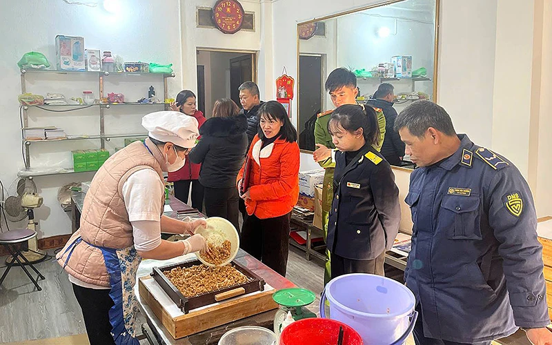 Đoàn kiểm tra liên ngành thành phố Cao Bằng kiểm tra vệ sinh an toàn thực phẩm dịp Tết Nguyên đán tại một hộ kinh doanh. (Ảnh HOÀNG LY)