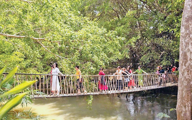 Cầu treo Buôn Đôn được làm bằng tre nứa, bên trong là sợi dây cáp tạo sự an toàn và không làm mất đi cảm giác đung đưa.