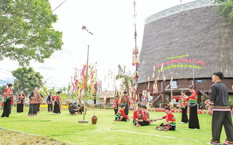 Chơi tung còn tại lễ hội “Kìn chiêng bốc mạy”.