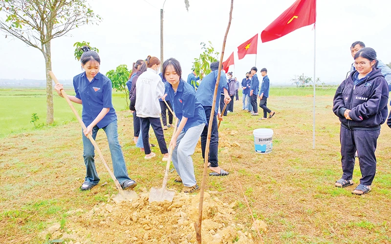 Đoàn viên, thanh niên tỉnh Quảng Trị trồng cây xanh tại thôn Nhật Lệ, xã Cam Thủy, huyện Cam Lộ. (Ảnh TRẦN TUYỀN)