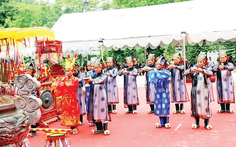 Đội nam quan thực hành tế, lễ thần Đồng Cổ.