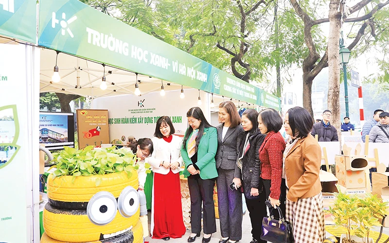 Giáo viên, học sinh quận Hoàn Kiếm giới thiệu về mô hình Trường học xanh - Vì Hà Nội xanh.