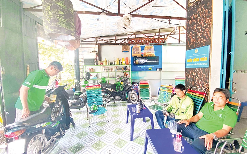 Điểm dừng chân đường Liên khu 14-16, phường Bình Trị Đông, quận Bình Tân do anh Lê Tấn Lưu quản lý thu hút nhiều lái xe ôm tới nghỉ ngơi, sửa xe... 