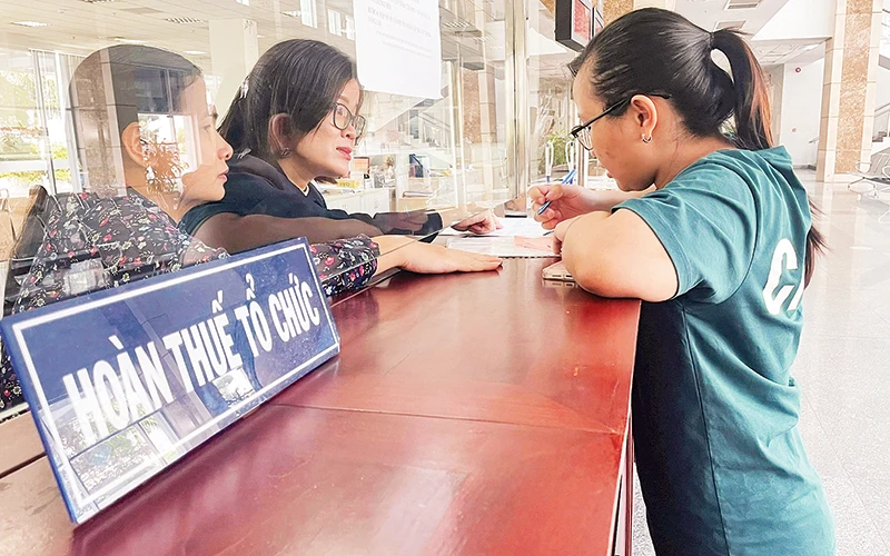 Người dân làm thủ tục thuế tại Cục Thuế Thành phố Hồ Chí Minh.