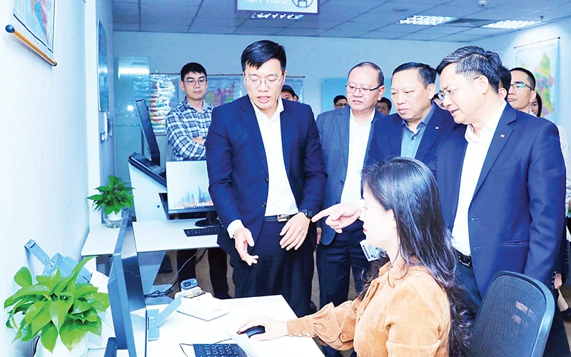 Lãnh đạo Hà Nội tham quan mô hình số hóa tại Trung tâm Phục vụ hành chính công thành phố.