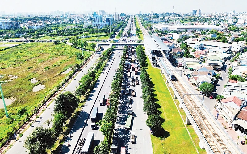 Toàn cảnh tuyến Metro số 1 Thành phố Hồ Chí Minh. (Ảnh THẾ ANH)