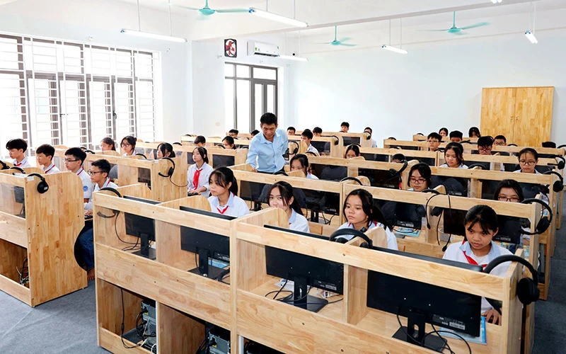Trường trung học cơ sở Vĩnh Tường, tỉnh Vĩnh Phúc được đầu tư xây dựng khang trang, hiện đại, đáp ứng yêu cầu đổi mới giáo dục. (Ảnh MINH HƯỜNG)