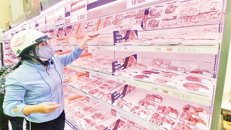 Khách hàng chọn mua thịt heo trong siêu thị tại Thành phố Hồ Chí Minh. (Ảnh THẾ ANH)