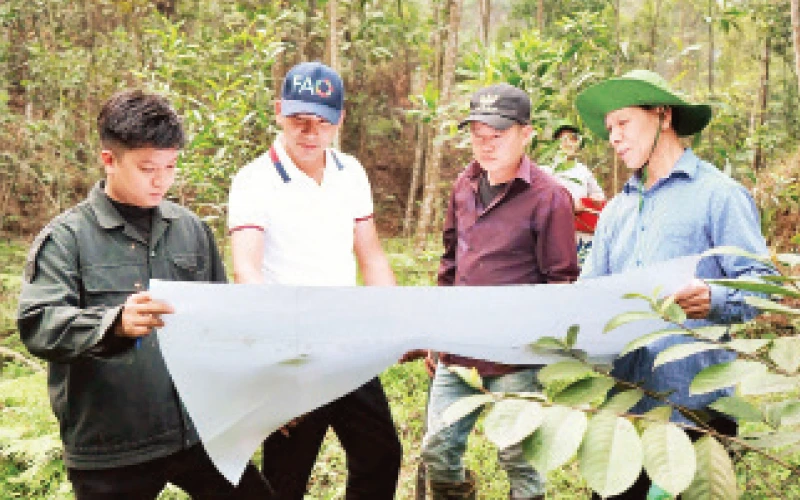 Nhân viên Văn phòng Đăng ký đất đai tỉnh Yên Bái thực hiện nhiệm vụ đo đạc tại thành phố Yên Bái.