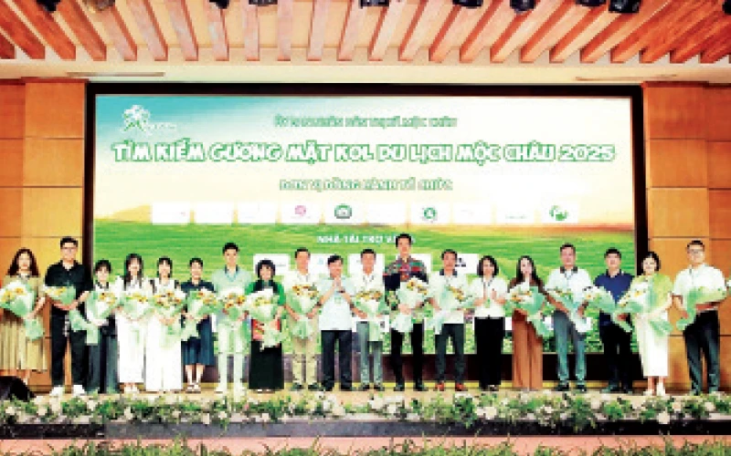 Lãnh đạo Hiệp hội Du lịch tỉnh và thị xã Mộc Châu tặng hoa. 