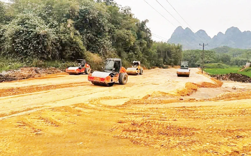 Các đơn vị thi công đang nỗ lực triển khai dự án đường liên kết vùng Hà Nội-Hòa Bình.