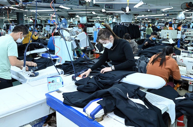 Sản xuất các mặt hàng xuất khẩu tại Công ty cổ phần May Bắc Giang. 