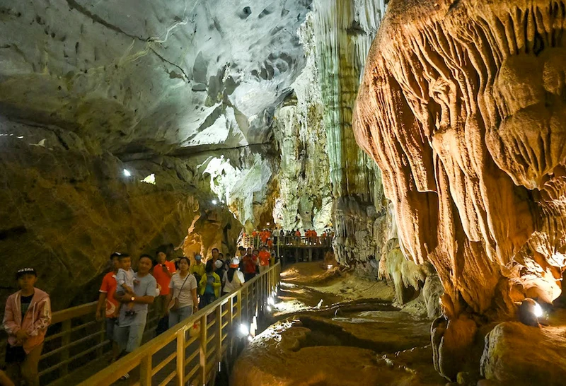 Khách tham quan Động Phong Nha-Kẻ Bàng.