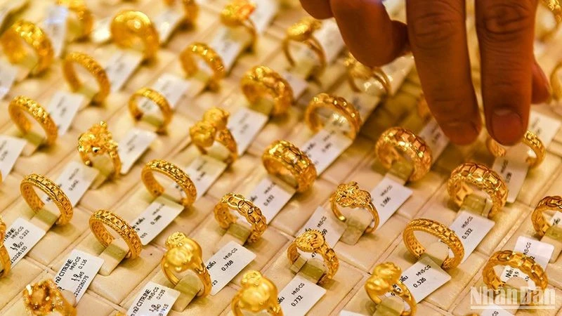 Giá vàng trong nước tăng mạnh.