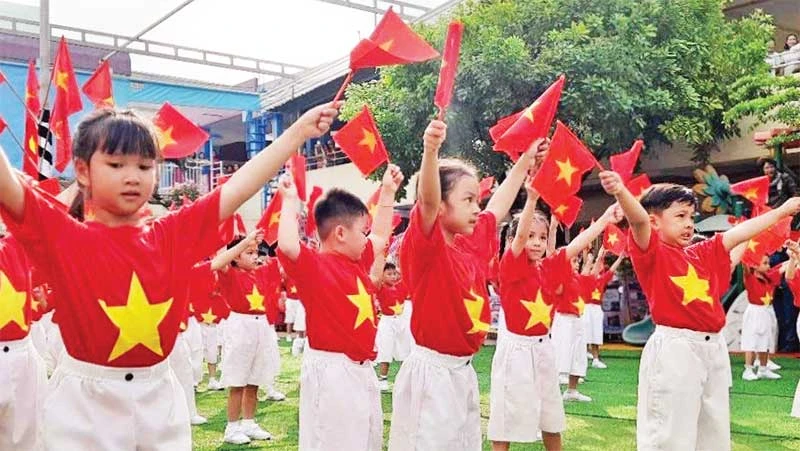 Các “búp măng non” biểu diễn tại Ngày hội phát triển giáo dục mầm non thành phố.
