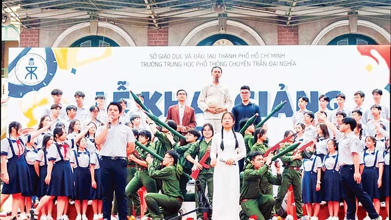 Tiết mục văn nghệ của học sinh Trường THPT Chuyên Trần Đại Nghĩa.