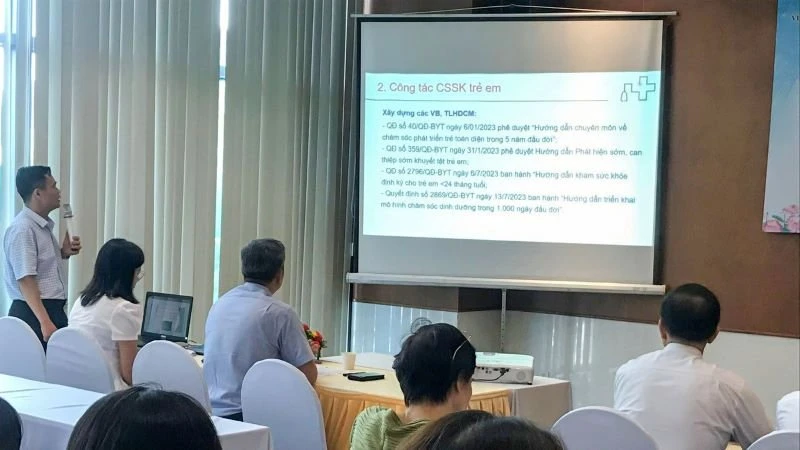 Lãnh đạo Vụ Sức khỏe bà mẹ-trẻ em trao đổi thông tin tại hội nghị.