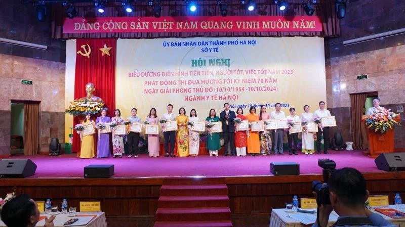 Lãnh đạo Sở Y tế Hà Nội biểu dương các cá nhân điển hình tiên tiến, người tốt, việc tốt cấp ngành năm 2023.