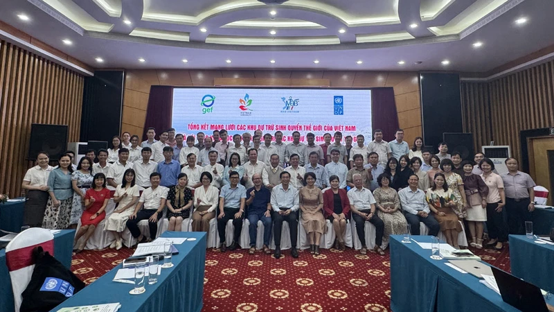 Các đại biểu chụp ảnh lưu niệm tại sự kiện.