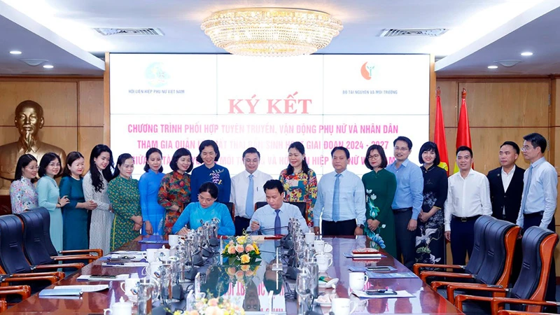 Bộ Tài nguyên và Môi trường Đặng Quốc Khánh và Chủ tịch Trung ương Hội Liên hiệp Phụ nữ Việt Nam Hà Thị Nga ký kết Chương trình 