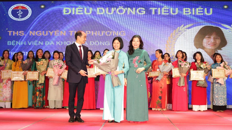 Lãnh đạo Sở Y tế Hà Nội trao phần thưởng cho các điều dưỡng tiêu biểu năm 2023