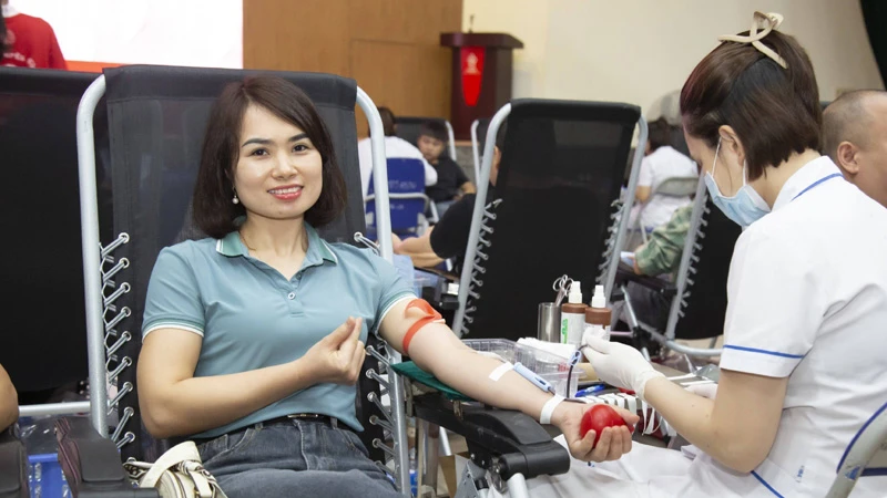 Cán bộ, viên chức, người lao động ngành y tế Hà Nội tham gia Chương trình hiến máu tình nguyện năm 2024.