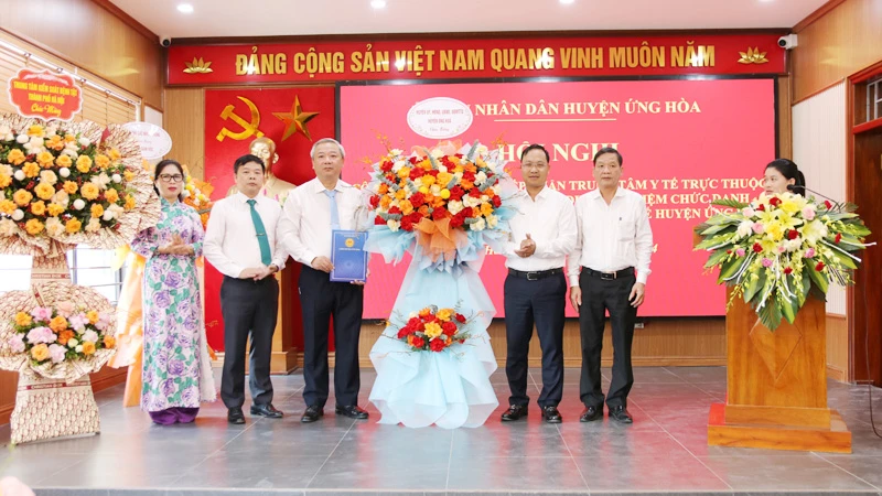 Lãnh đạo Huyện ủy, Ủy ban nhân dân huyện Ứng Hòa trao Quyết định cho lãnh đạo Trung tâm Y tế Ứng Hòa.