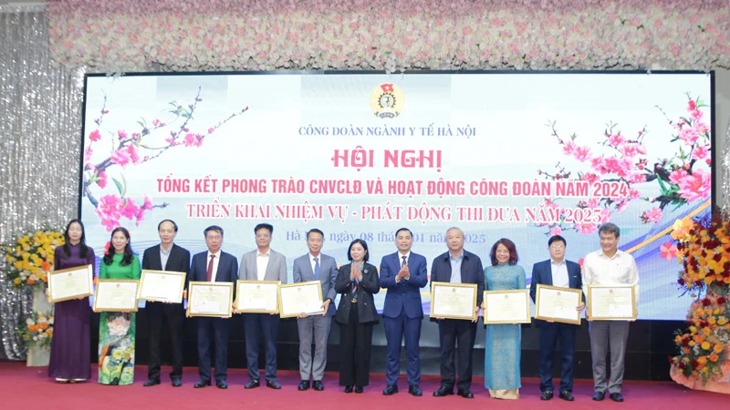 Lãnh đạo Công đoàn ngành y tế Hà Nội trao thưởng cho các tập thể và các tổ Công đoàn trong ngành.