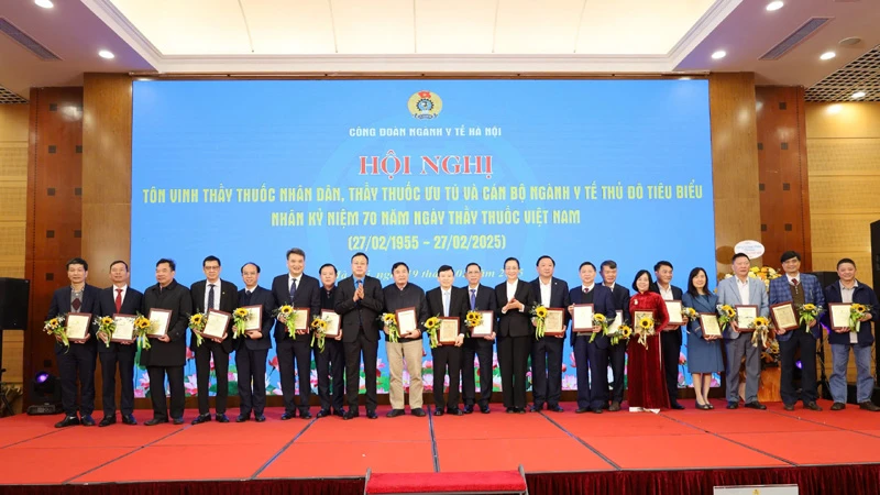 Lãnh đạo Liên đoàn Lao động thành phố Hà Nội trao bằng tôn vinh cho các cán bộ tiêu biểu ngành Y tế Thủ đô.