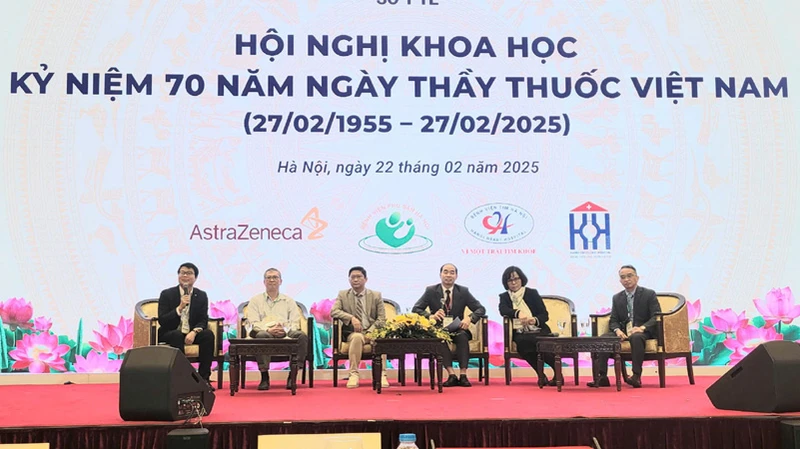 Các diễn giả trao đổi, thảo luận tại hội nghị Khoa học Kỷ niệm 70 năm Ngày Thầy thuốc Việt Nam (27/2/1955- 27/2/2025)