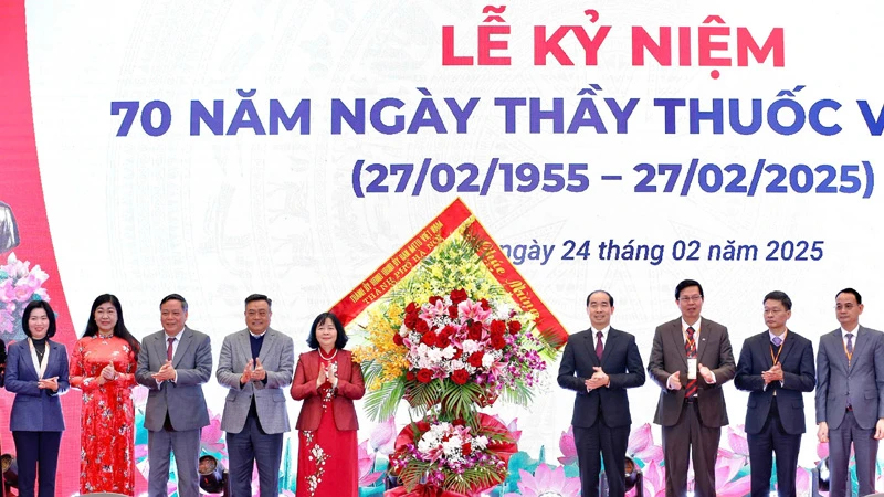 Lãnh đạo Thành ủy, Ủy ban nhân dân, thành phố Hà Nội trao tặng lẵng hoa cho lãnh đạo ngành y tế Hà Nội tại Lễ kỷ niệm 70 năm Ngày Thầy thuốc Việt Nam (27/2).