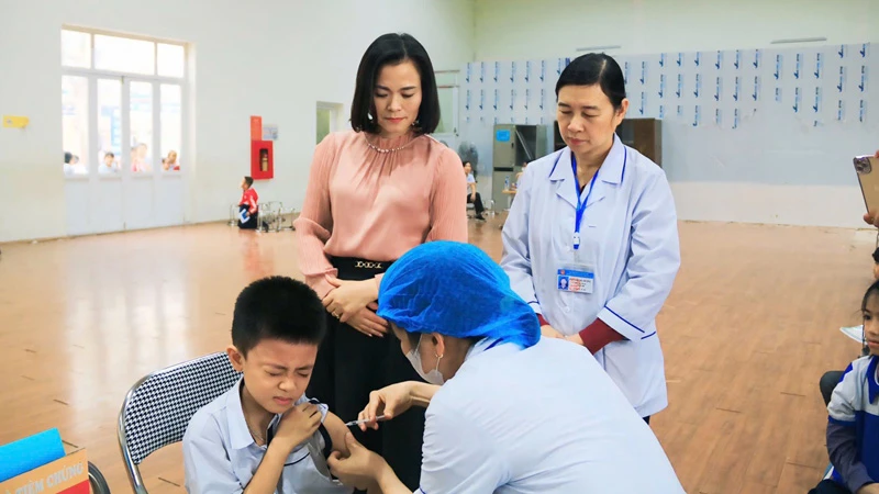 Cán bộ y tế tiêm vaccine sởi cho trẻ trên địa bàn huyện Thanh Oai (Hà Nội). Ảnh: Duy Tuân.