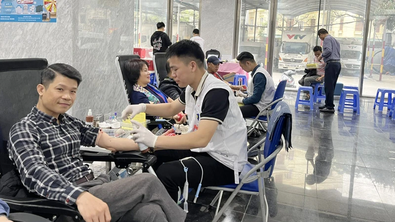 Cán bộ, viên chức, phóng viên, người lao động tại Đài Truyền hình Việt Nam tham gia hiến máu tại Lễ kỷ niệm.