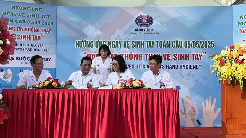 Ban Giám đốc, Công đoàn, lãnh đạo các khoa/phòng tổ chức ký cam kết thực hiện vệ sinh tay tại các đơn vị trực thuộc Bệnh viện K.